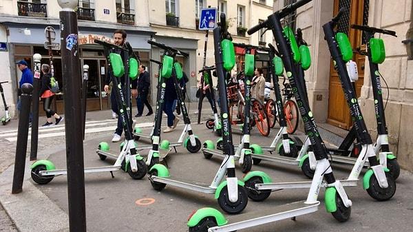 Paris'te Lime, Dott ve Tier isimli 3 şirketin kiralamaya sunduğu 15 bin scooter bulunuyor.