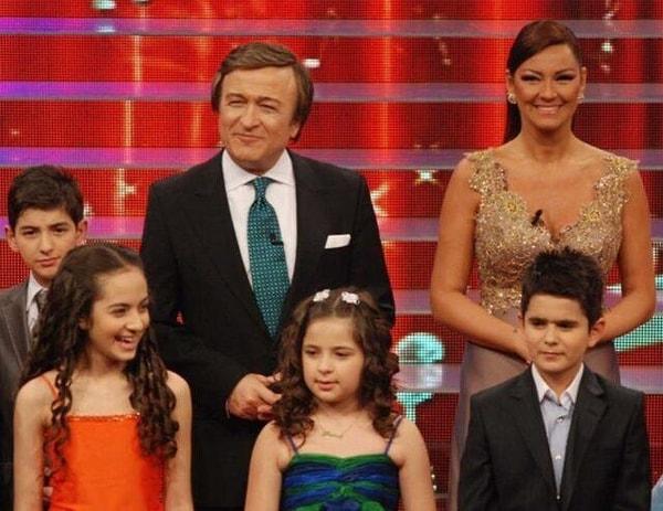 2012 yılında yayınlanmaya başlayan Bir Şarkısın Sen, üç sezon sürmüştü. Pınar Altuğ ve Erol Evgin'in sunuculuğunu yaptığı program son derece seviliyordu.