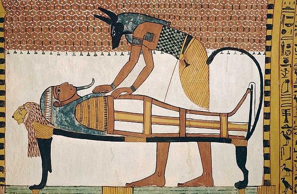 Eski Mısırlılar, öldüklerinde ruhlarının manevi dünyada başka bir hayat yaşayacağına inanıyorlardı. Ancak, aynı zamanda o manevi dünyaya girmenin garanti olmadığına inandıkları için  hem fiziksel hem ruhsal olarak bu yolculuğa çok iyi hazırlanmaya çalışıyorlardı.