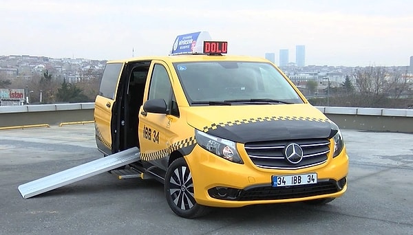 Aracını taksiye dönüştürmek isteyenlerin başvuruları İBB Toplu Ulaşım Hizmetleri Müdürlüğünün Bakırköy ve Kartal'daki birimlerinden bugün alınmaya başlandı.