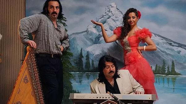 Filmde 'Bursa Bülbülleri' adlı müzik grubunu kuran üçlüden Cengiz ve Arzu filmde hepimizi mest eden şarkılar seslendirmişti.