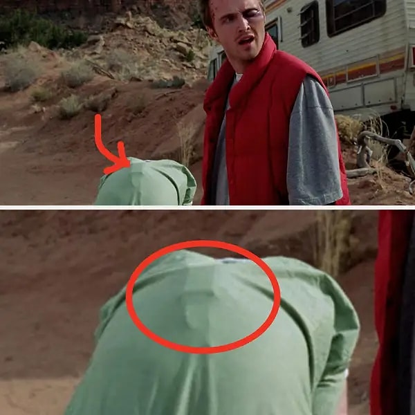 22. Breaking Bad'in ilk bölümünde, Walt'ın sırtındaki mikrofonu net bir şekilde görebilirsiniz.
