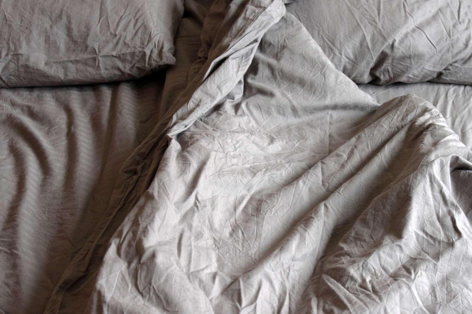 Как часто следует менять постельное белье, и что произойдет, если не делать это вовремя