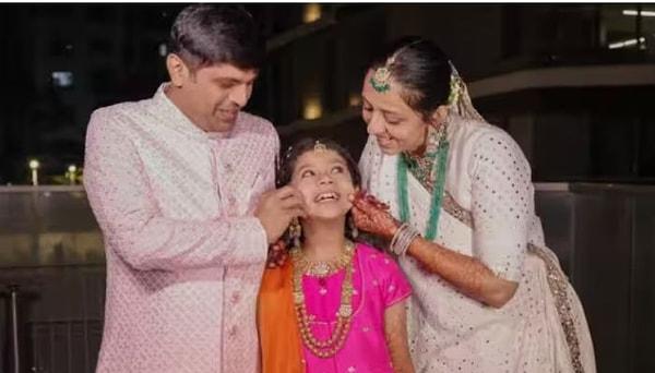 Hindistan’ın 'elmas şehri' olarak bilinen Surat kentinde 60 milyon dolar değerindeki ‘Sanghvi and Sons’ isimli mücevher şirketinin varisi olan 8 yaşındaki kız çocuğu, mirasından vazgeçti!