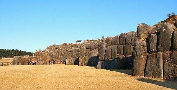 9. Sacsayhuaman taşları