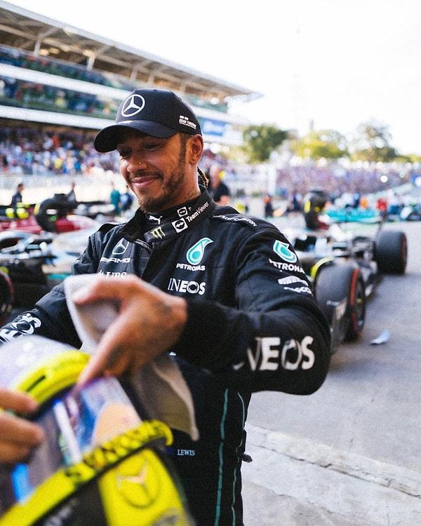 Mercedes takımı ile bu sene sözleşmesi bitecek olan Lewis Hamilton, iki senelik kontrata imza atmak için gün sayıyor.