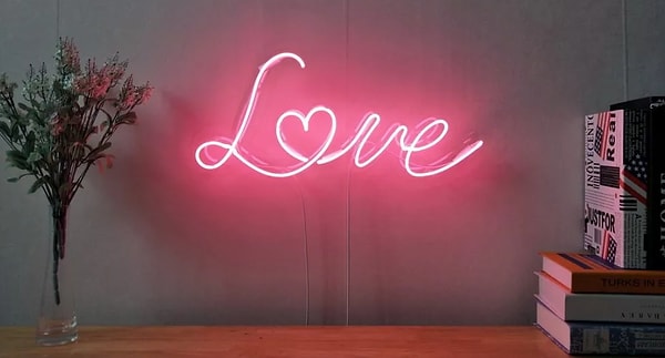 4. Неоновая лампа «Любовь»