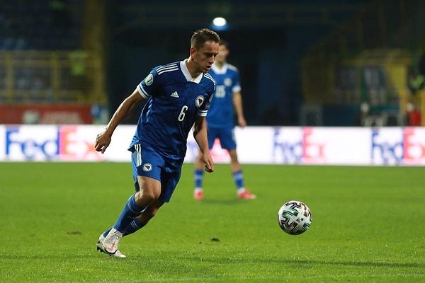 Aynı zamanda Bosna Hersek Milli Takımı'nda da forma giyen futbolcu, milli takımdaki ilk maçına 4 Eylül 2020'de çıktı ve şu ana kadar 21 maçta forma giydi.