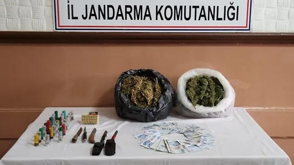 Otomobilin içerisinde 2 kilogram esrar ele geçirildi