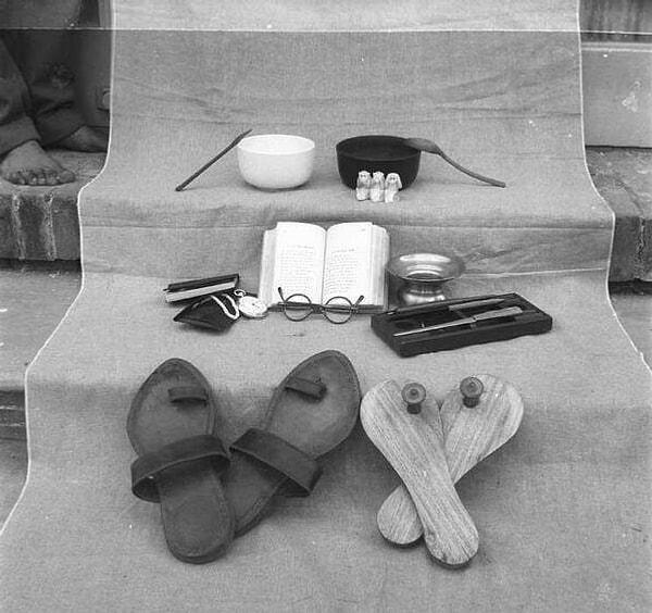 9. 1948, Gandhi'nin eşyalarının bir araya getirildiği o fotoğraf👇