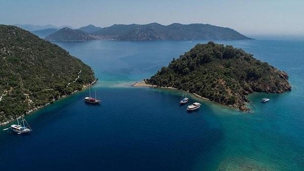 Türkiye'nin en büyük 3.adası ise Bozcaada'dır. Bozcaada, Çanakkale'ye bağlıdır ve toplamda 34,5 km kıyı şeridine sahiptir.