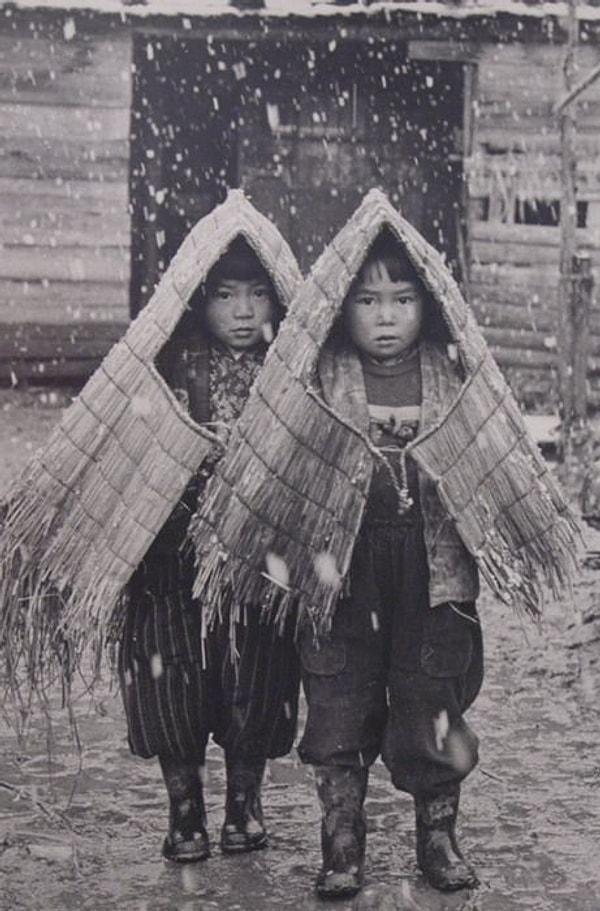 2. Japonya'da hasır pelerin giyen çocuklar - 1962: