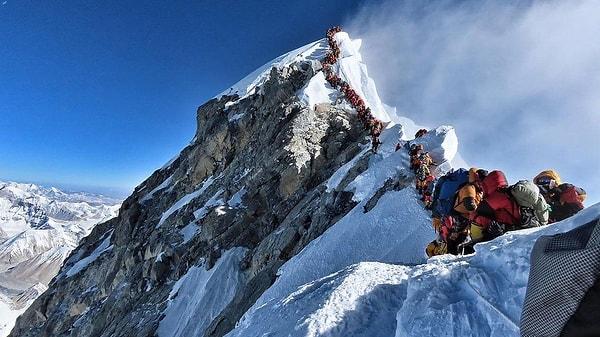 8. Everest Dağı'nın tepesinde 200'den fazla ceset olduğu söyleniyor.