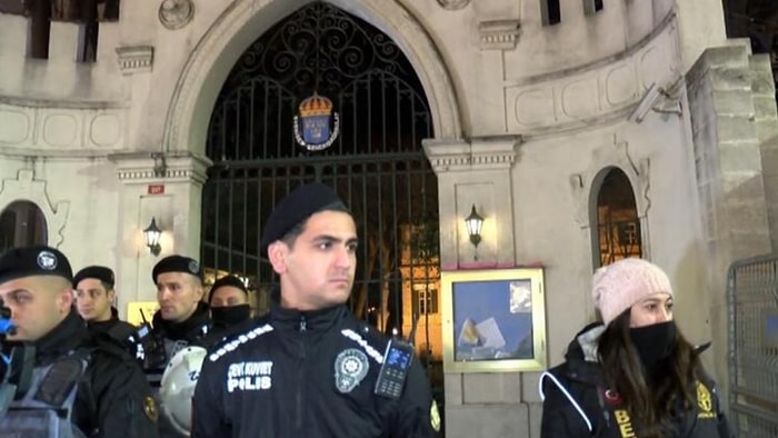 İsveç Konsolosluğu Önünde Kur'an-ı Kerim'in Yakılması Protesto Edildi