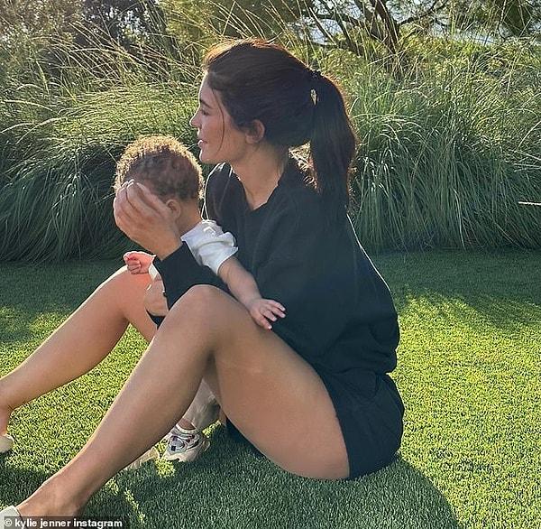 Kylie Instagram'da sık sık paylaşım yapsa da çocuğunun adını bugüne kadar duyurmamıştı. Ayrıca paylaştığı fotoğraflarda da çocuğunun yüzünü gizliyordu.