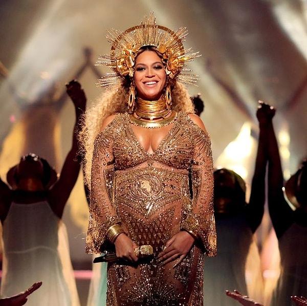 Beyonce, performansıyla geceye katılanları eğlendirirken, Kendall Jenner, Jay-Z, Rebel Wilson ve Ellen Pompeo gibi isimler de açılış partisinde göz doldurdu.