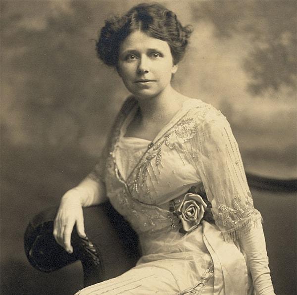 1. Açılışı Amerika'nın ilk kadın belediye başkanı Susanna Salter ile yapalım. (1887)