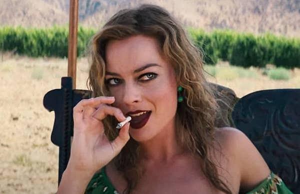 Ayrıca Babylon filminde kullanılan bir diğer madde ise sigara. Margot hayatı boyunca hiç sigara içmemiş biri olarak sahte sigaraları arka arkaya içmek zorunda olduğunu belirtti.