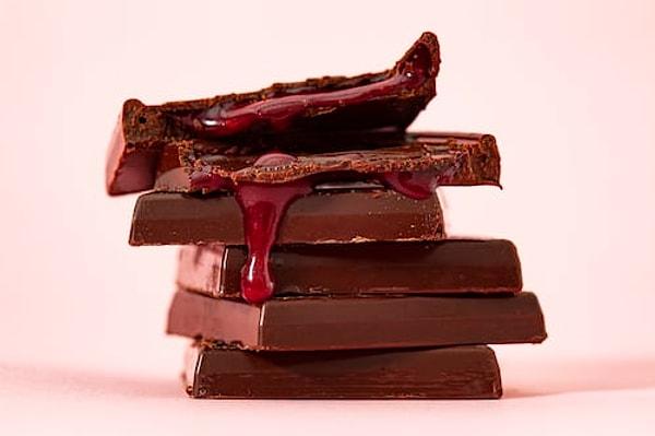 Endonezya'daki bir üniversitede adet gören kırk öğrenci arasında yapılan başka bir araştırma da bitter çikolatanın regl ağrısını önemli ölçüde azalttığını kaydetti.