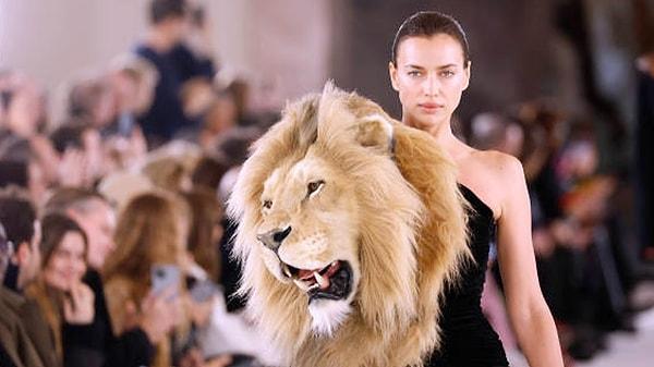 Haute couture şovları, sektörün en lüks ve nadide isimleri arasında olan moda evi Schiaparelli'nin 2023 ilkbahar koleksiyonu ile bomba gibi başladı!