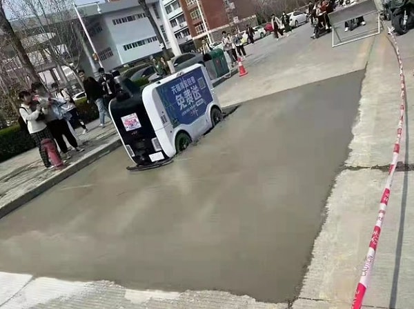 20. Робот-доставщик заехал в цемент