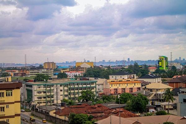 Dev şehrin bir kısmı, Gine Körfezi boyunca Abidjan'ı Lagos'a bağlayan ve yüksek teknoloji ile tasarlanmış yeni bir otoyol olacak.