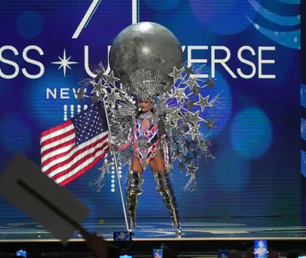 Ииии... 2022-ой. Снова вспоминаем костюм, который вызвал столько смеха