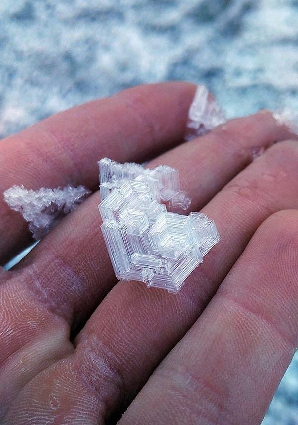 3. Bu buz kristalinin şekli hayranlık verici! 😍