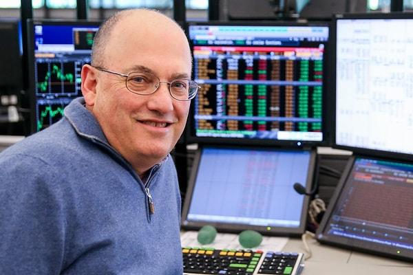 Steve Cohen, 26 milyar dolarlık bir hedge fon olan Point72 Asset Management'ı yönetiyor. 17,5 milyar dolar serveti olan 66 yaşındaki fon yöneticisi yıllarca SAC Capital isimli dünyanın en başarılı hedge fonunu yönetti.