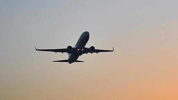 Türkiye'den sınır dışı edilen Tunuslu yolcu ülkesine gönderilmek üzere saat 09.00'da İstanbul Havalimanı'ndan kalkış yapan Türk Hava Yolları'na ait (THY) TK-661 sefer sayılı uçağa bindirildi.
