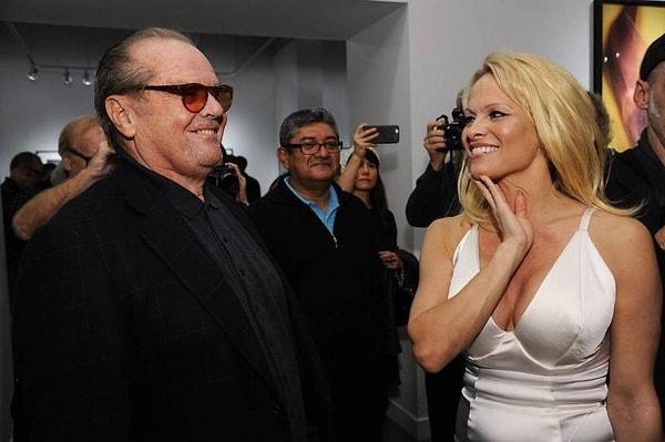 Ünlü isim şimdi de ünlü oyuncu Jack Nicholson'ı Playboy malikanesinde üçlü ilişki yaşarken yakaladığını açıkladı.