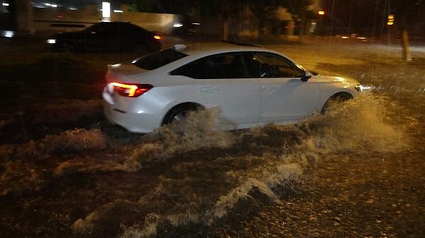 Çakırlar bölgesinde ise bir otomobilin dereye düştüğü görülürken, içerisinde bulunan kişilerin itfaiye ve vatandaşlar tarafından kurtarıldığı öğrenildi.