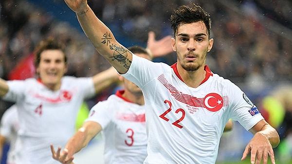 Okan Buruk yönetiminde Spor Toto Süper Lig'de 10'da 10 yapan Galatasaray'da kurmaylar transfer çalışmalarına da hız verdi. Sarı-kırmızılılar, Sassuolo forması giyen milli stoper Kaan Ayhan'ı kiralamak için kulübü ile görüşmelere başlandığını açıkladı.