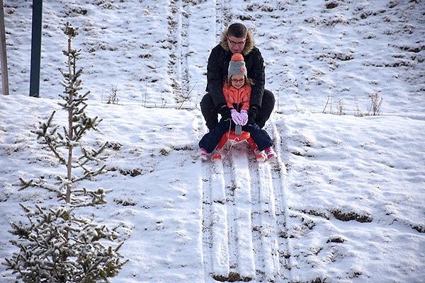 Bazı park ve bahçeler yağış nedeniyle karla kaplanırken; Palandöken Kayak Merkezi'nde kar kalınlığı 45 santimetre olarak ölçüldü.