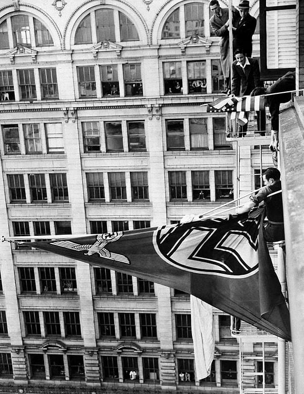 2. San Francisco'daki Alman konsolosluğundan Nazi bayrağının kaldırıldığı an - 19 Ocak 1941: