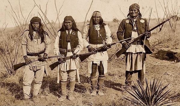 Doğu Chiricahua veya "kırmızı boya insanları" olarak da bilinen Chihenne grubu, törenler sırasında yüzlerinde kullandıkları kırmızı kil bandıyla tanındılar. Bu gruplar yerleşik değildi ve her zaman hareket halindeydi.
