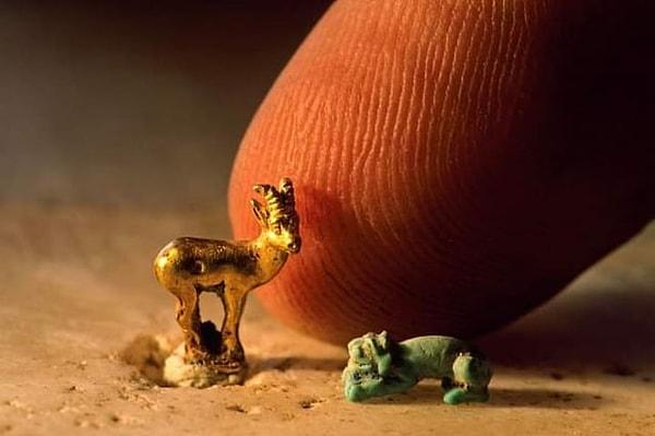 6. Türkmenistan Konur Tepe arkeolojik alanındaki (MÖ 2400-1600 tarihli) bir mezarda bulunan altın bir koç ve taştan bir aslan 👇