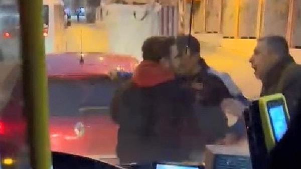 İstanbul Kadıköy’de aracıyla İETT otobüsüne durduran bir kişi, kendisine tepki gösteren yolcunun üzerine aracını sürdü.