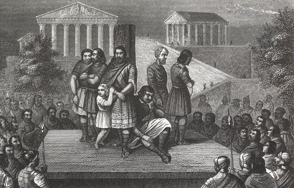 Borçluların köleleştirilmesi, zincire vurulması ve öldürülmesi yasaklanmış, bunun yerine mallarına el konulmasına karar verilmiştir.