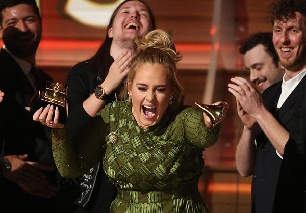 Gecenin sonunda ise Adele, ödülünü ikiye bölerek ödülün bir diğer parçasını Adele'in konuşması sırasında gözyaşlarını tutamayan Beyonce'a verdi.