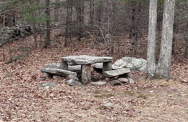 17. Kayalardan yapılan piknik masası: