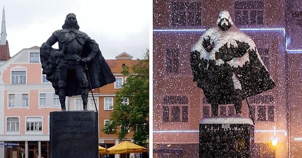 16. Polonya'daki bu heykel kar yağınca adeta Darth Vader'a dönüşüyor! 😂