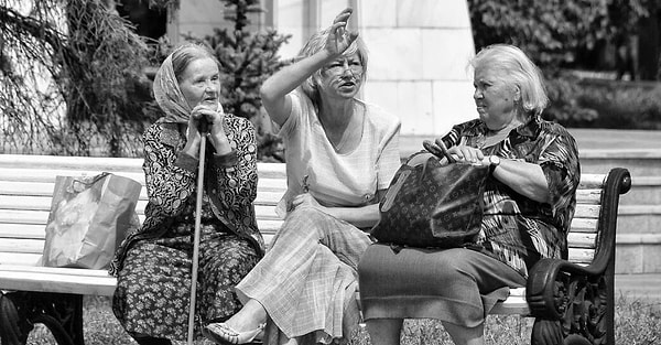 23. Люди думают, что я говорю странные вещи. Я знаю, что они сплетничают за моей спиной, обсуждая каждую мелочь, которую я сказал(а) или сделал(а).