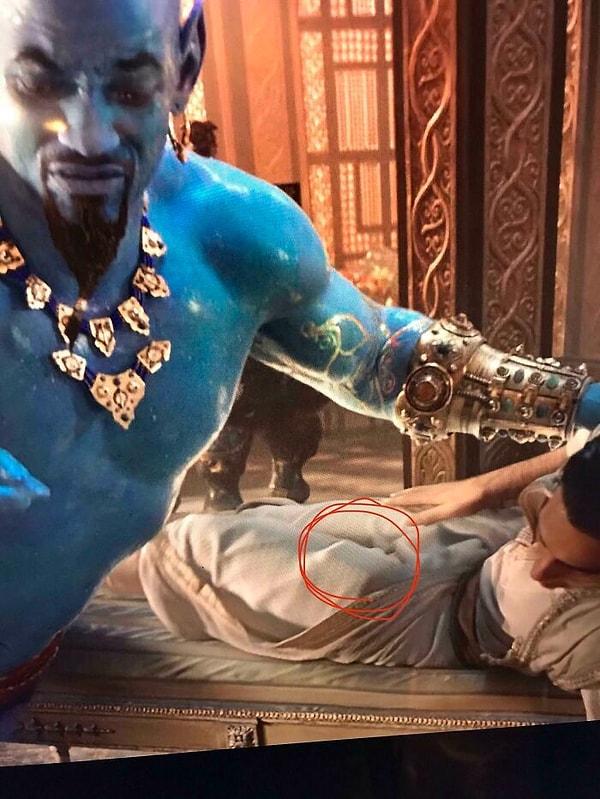12. Aladdin (2019) filminde Aladdin'in cep telefonu var!