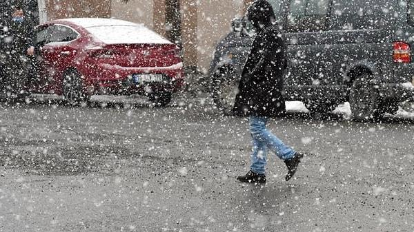 Hafta boyunca Balkanlar üzerinden gelen soğuk ve yağışlı havanın etkili olduğu İstanbul'un, Pazar günü sabah 08:00'den itibaren Sibirya kökenli daha soğuk bir havanın etkisine gireceği tahmin ediliyor.