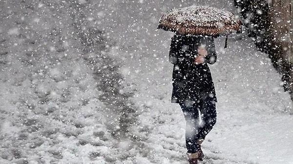 Öte yandan, AKOM'dan yapılan açıklamada, pazar günü sabah saatlerinden itibaren soğuk havanın etkisine girecek İstanbul'da, Perşembe gününe kadar aralıklarla kar yağışı beklendiği belirtildi.