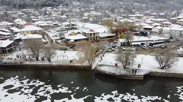 İzmir'in Ödemiş ilçesindeki Gölcük Gölü'nün yüzeyi, hava sıcaklığının sıfırın altına düşmesiyle buz tuttu.