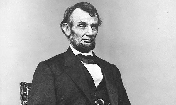 12. Abraham Lincoln aynı zamanda lisanslı bir barmendi. Eski cumhurbaşkanı 1833 yılında bir arkadaşıyla "Berry ve Lincoln" isimli bir bar açtı.