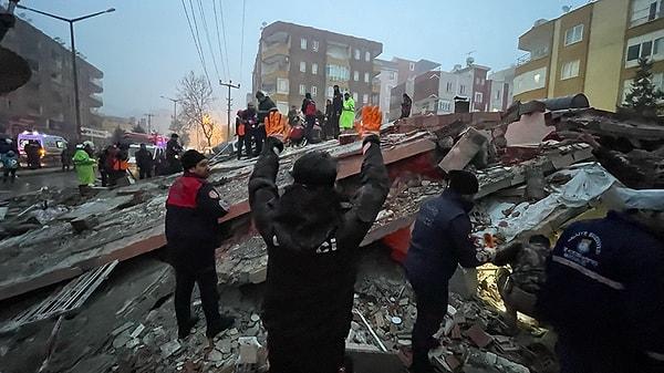 09.15 | Azerbaycan, deprem nedeniyle Türkiye'ye 370 kişilik arama kurtarma ekibi gönderiyor.