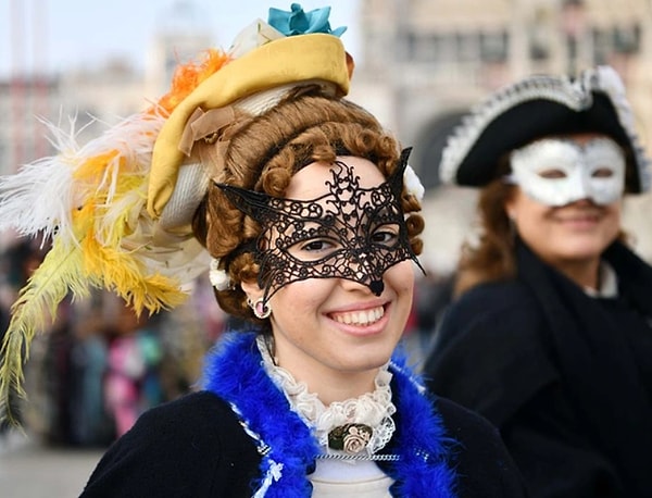 Туристы и жители города пришли посмотреть на открытие карнавала не просто так, а в масках и костюмах